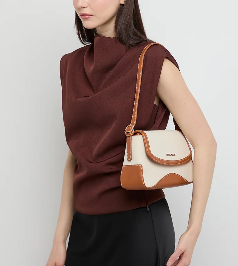 آن كلاين حقيبة كتف آن كلاين بقلاب وحواف متباينة